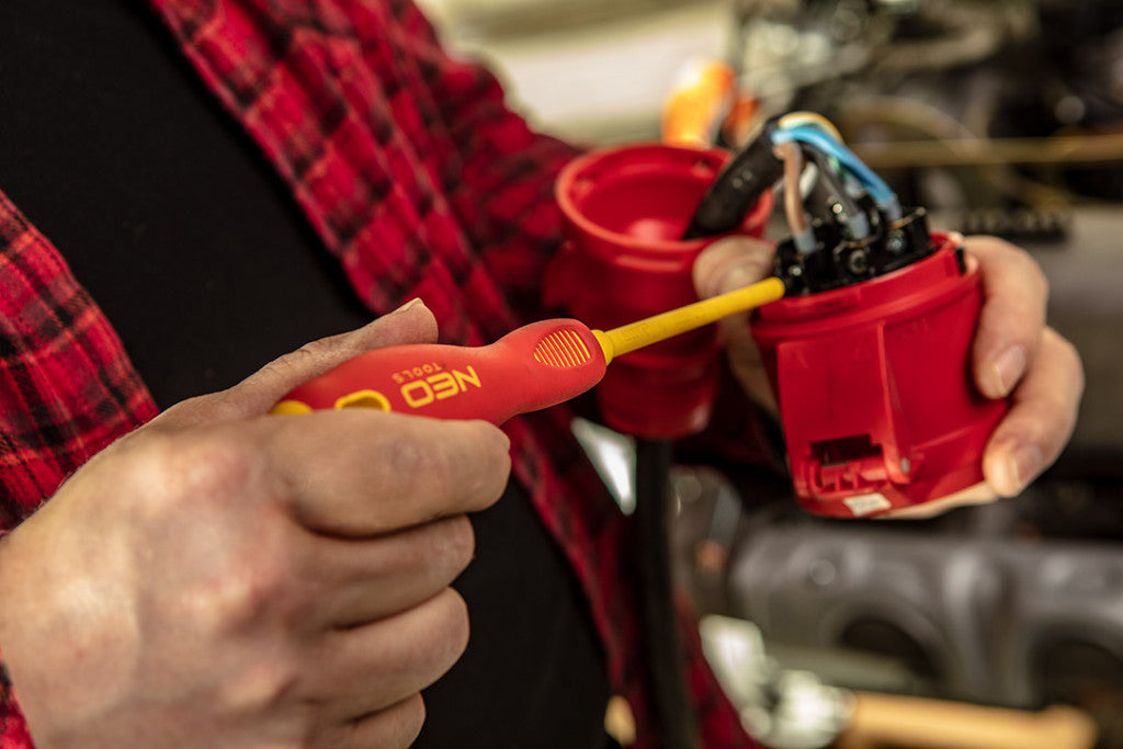 NEO TOOLS Csavarhúzó PH2X100 1000V, szigetelt 25 év garanciával 04-073