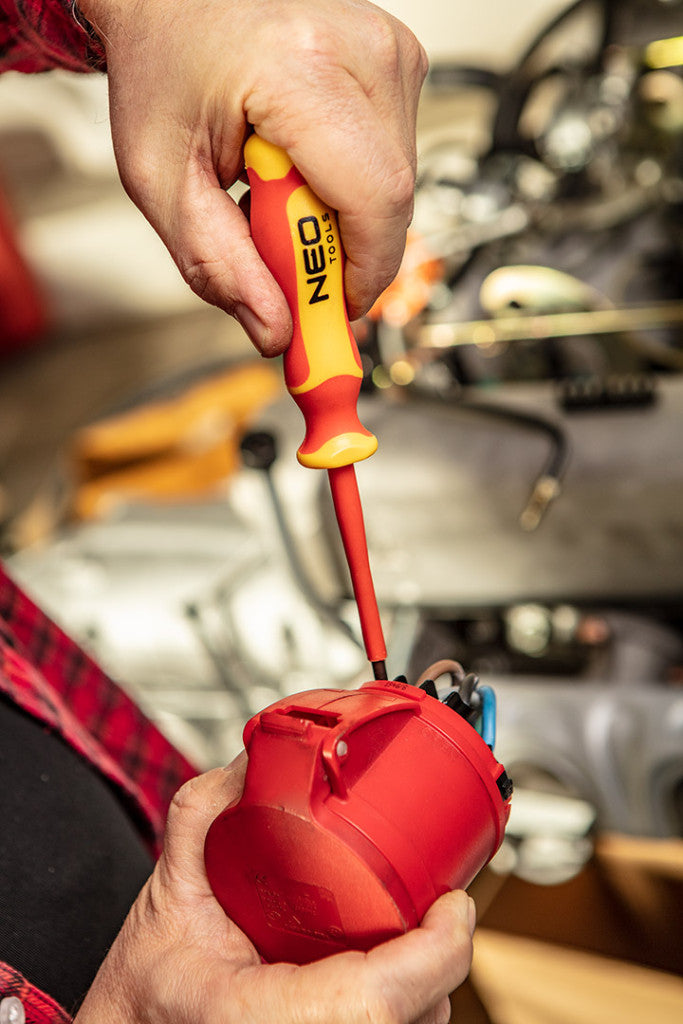 NEO TOOLS Csavarhúzó lapos, 1000V, szigetelt, 0.6x3x100mm, S2 acél 25 év garanciával 04-131