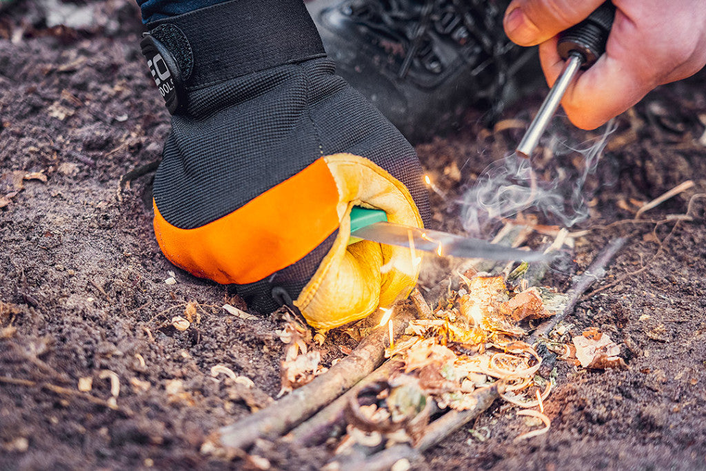 NEO TOOLS Multifunkciós túlélő tábori ásó, 63cm, ásó, fűrész, csákány, palacknyitó, kovakő, kés, üvegtörő, síp 63-122