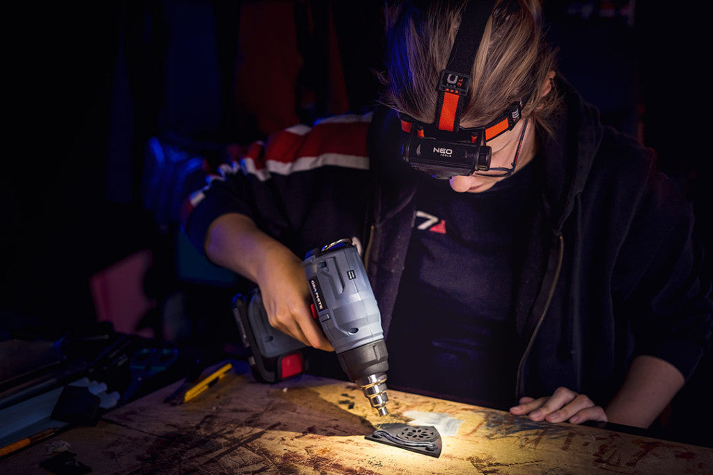 NEO TOOLS Fejlámpa + zseblámpa 2az1-ben, tölthető USB 1000lum, CREE LED, 10W 99-028