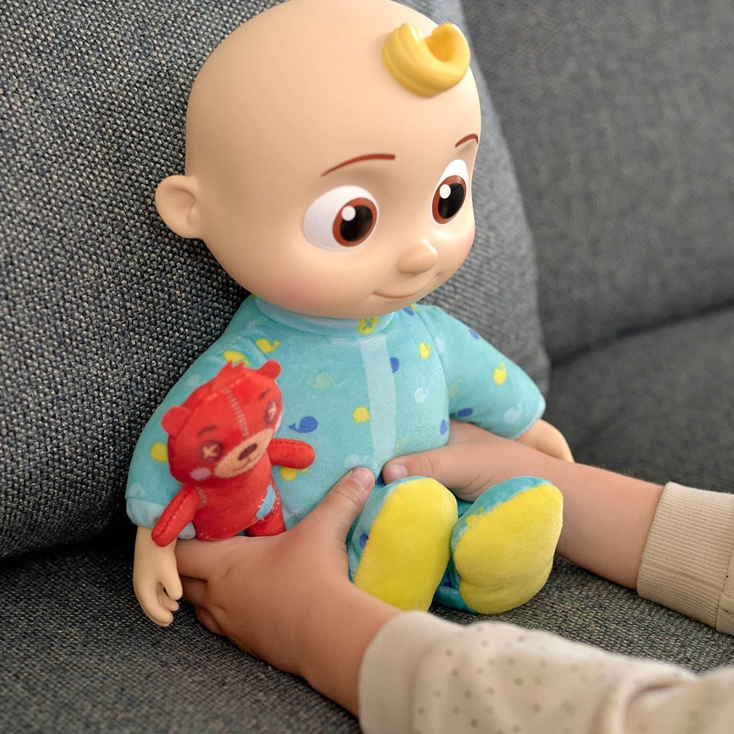 CoComelon Roto zenélő JJ plüss baba - 30 cm