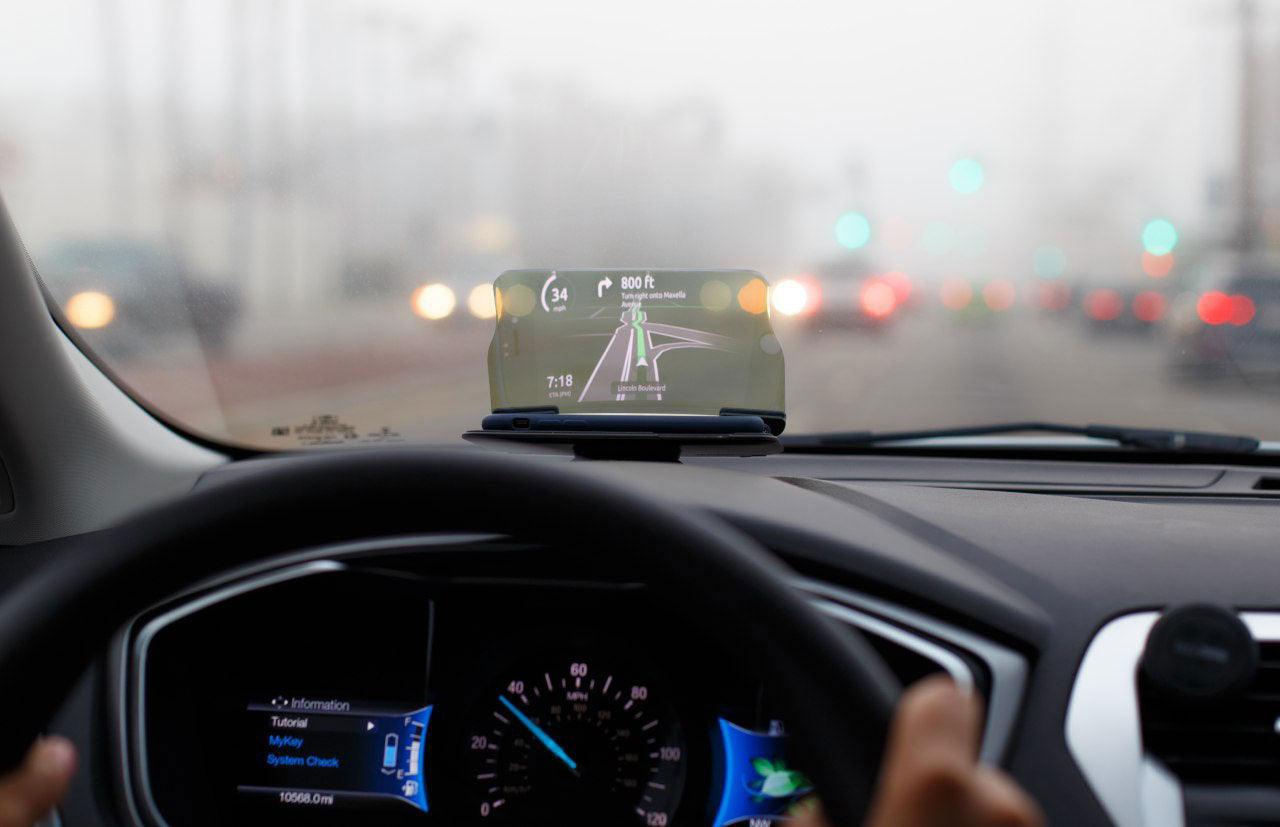 Okostelefon kijelzőjét tükröző navigációs készülék