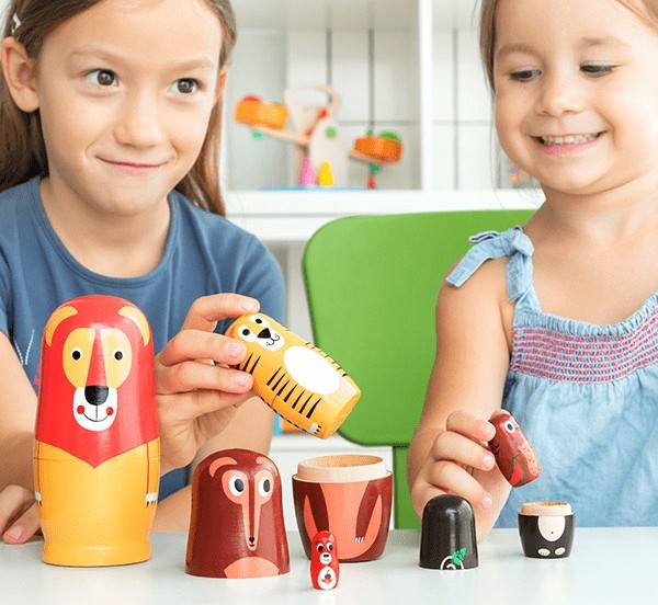 Fa matrjoska játék állatfigurákkal, 11 darabos