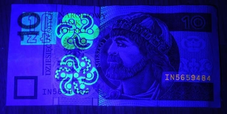 Elemes kézi bankjegyvizsgáló (UV és zseblámpa)