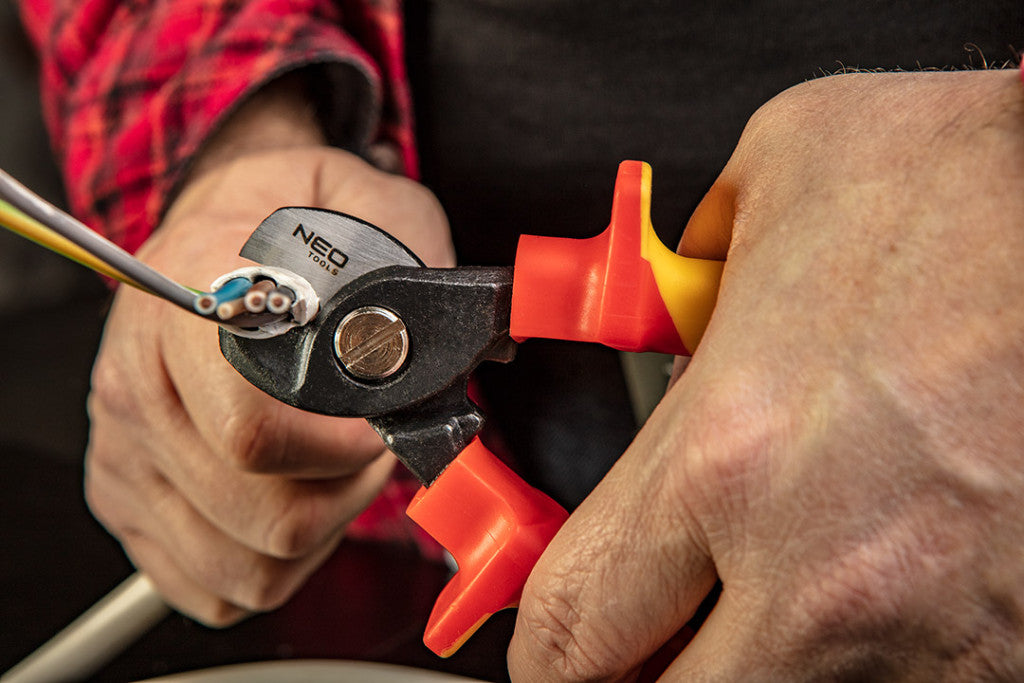 NEO TOOLS Kábelvágó fogó 1000V, szigetelt, 160mm (6"), CrV 25 év garanciával 01-233