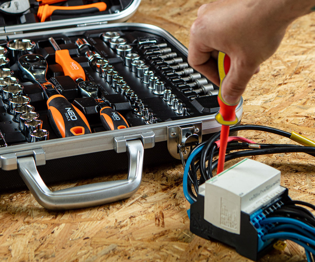 NEO TOOLS Szigetelt szerszámkészlet 108db, kofferben 01-310-1