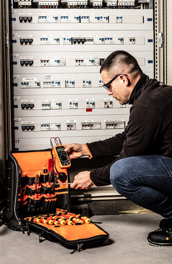 NEO TOOLS Szerszámkészlet villanyszerelőknek,31 részes, hátizsákkal 01-313