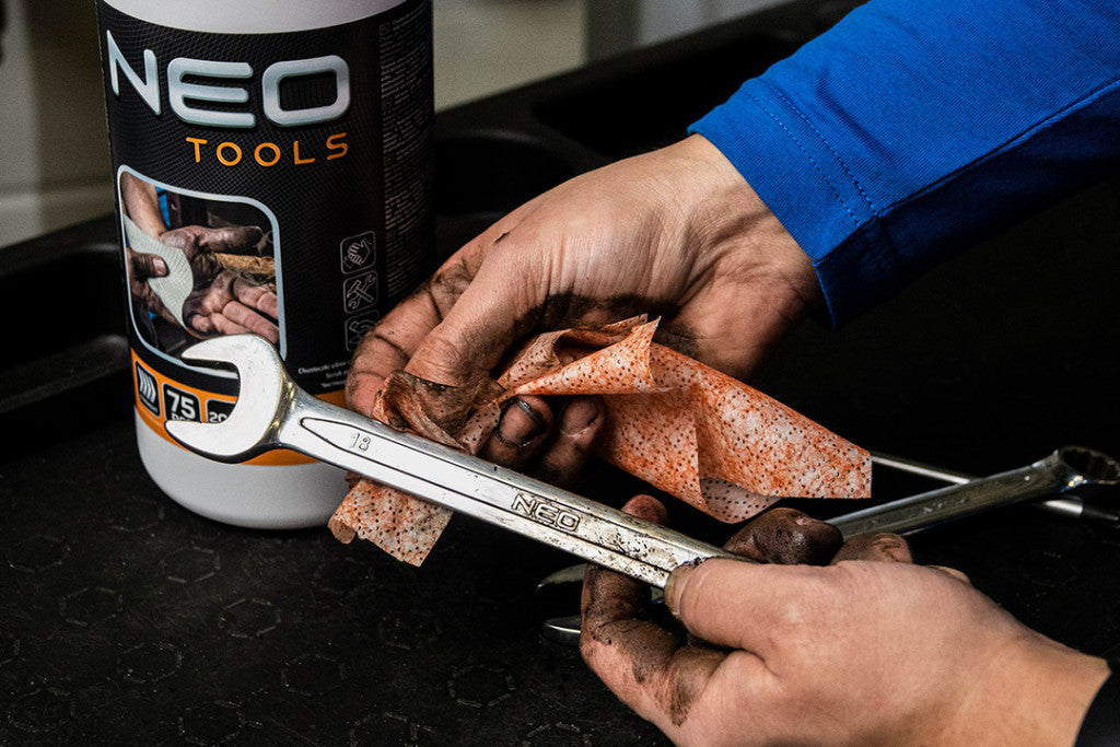 NEO TOOLS Kéz-és felülettisztító csiszolókendő, 75 lap, ragasztó, gyanta, szilikon, lakk, festék, poliuretán hab és polimer 10-408