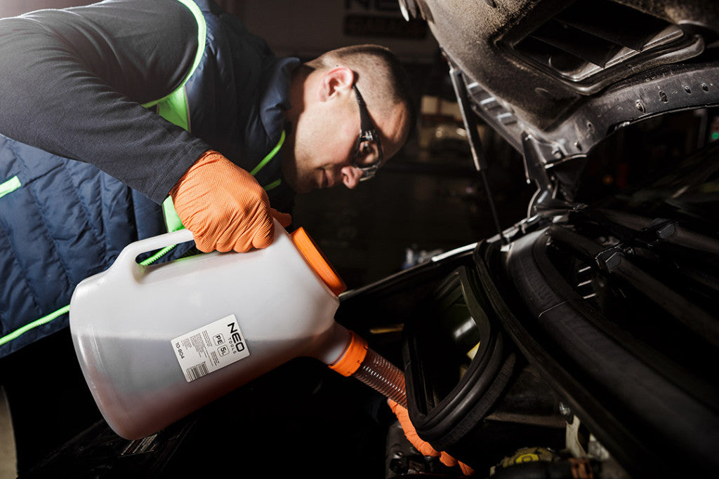 NEO TOOLS Műanyag folyadékbetöltő kanna, flexibilis szárral, 5L 10-804