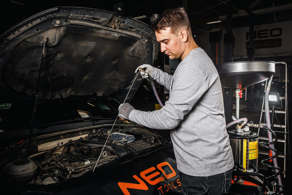 NEO TOOLS Mobil olajleeresztő/ leszívó készülék, pneumatikus, leeresztő tál 10l, ellenőrzőhenger 10l, gyűjtőtartály 70l 10-811