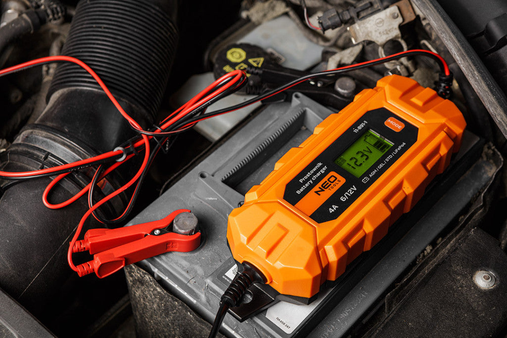 NEO TOOLS Automatikus akkumulátortöltő 4A/70W, 3-120Ah, savas / AGM / GEL akkumulátorokhoz 2 év garanciával 11-891-1