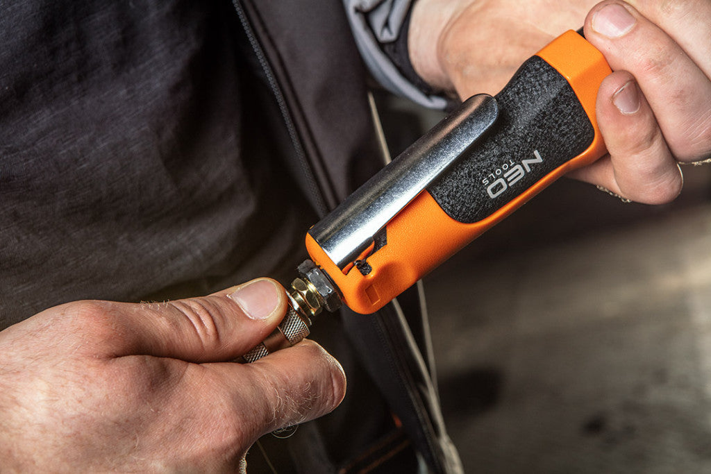 NEO TOOLS Pneumatikus egyenes csiszoló 1/4" 1/8", 6mm/3mm, 25 000 rpm 2 év garanciával 14-014