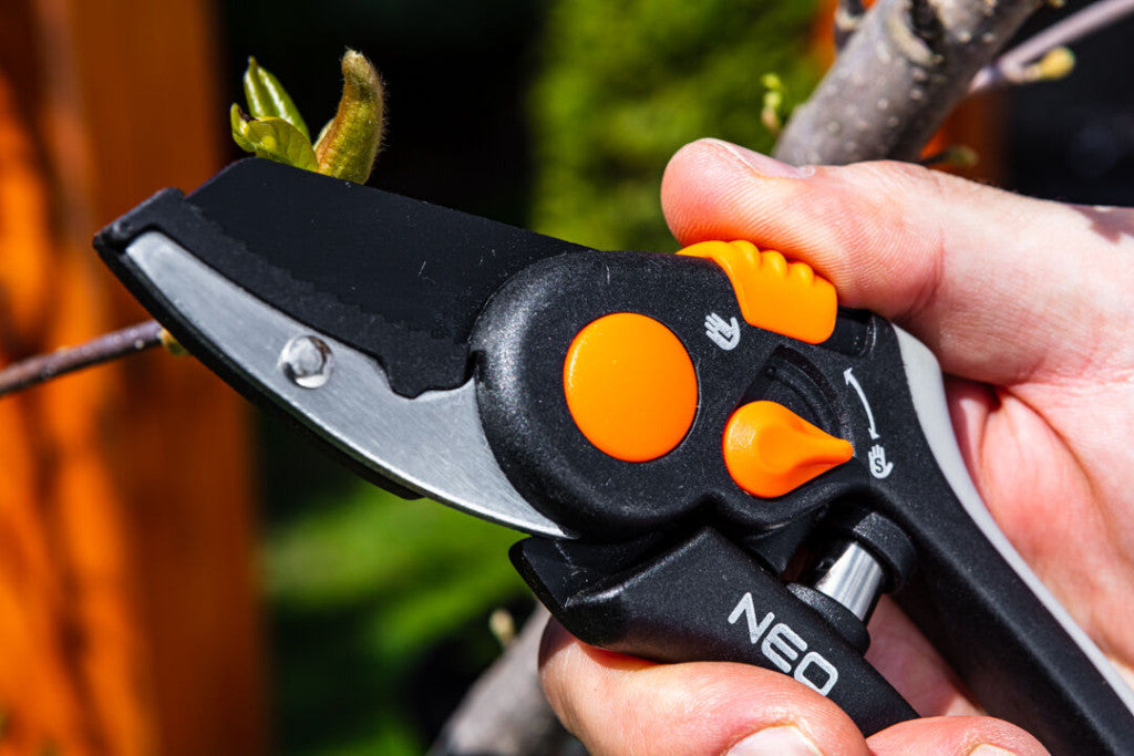 NEO TOOLS Metszőolló, rávágó, max.18mm, teflon bevonat, állítható pengenyílás, 200mm 15-203
