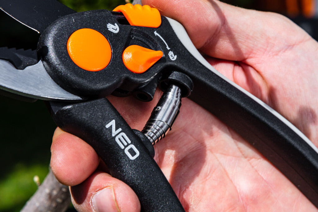 NEO TOOLS Metszőolló, rávágó, max.18mm, teflon bevonat, állítható pengenyílás, 200mm 15-203