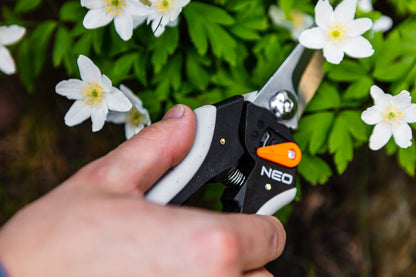 NEO TOOLS Szüretelő metszőolló, hegyes, max.6mm, teflon bevonat, 210mm 15-208