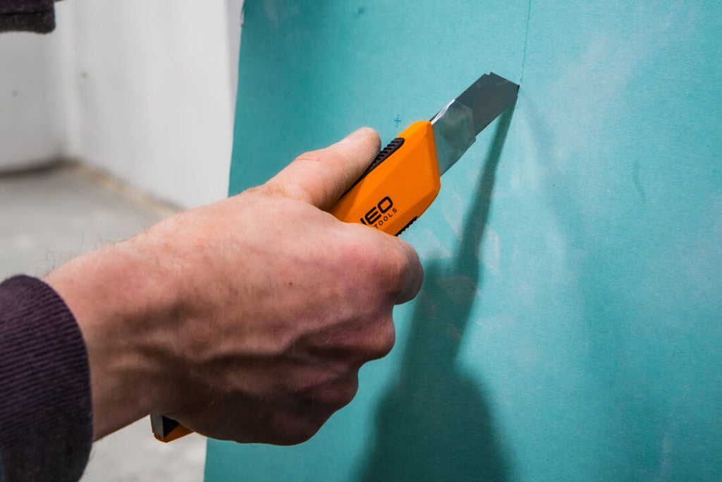 NEO TOOLS Törhető pengés kés 18mm, puha markolat, fém vezetősín 63-060