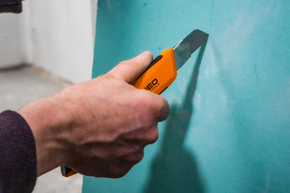 NEO TOOLS Törhető pengés kés 18mm, puha markolat, fém vezetősín 63-060