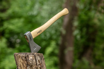 NEO TOOLS Túlélő balta bőr tokkal, 400g, kovácsolt szénacél C55, Kőrisfa nyél, polírozott penge 63-119