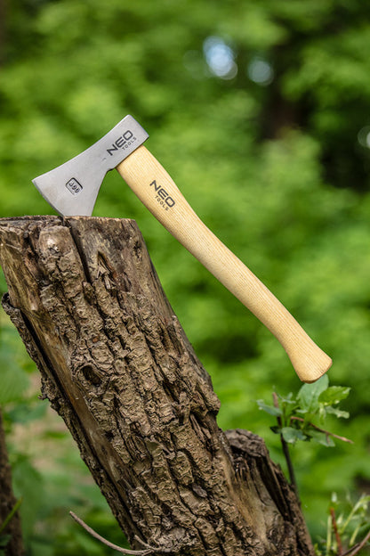 NEO TOOLS Túlélő balta bőr tokkal, 400g, kovácsolt szénacél C55, Kőrisfa nyél, polírozott penge 63-119
