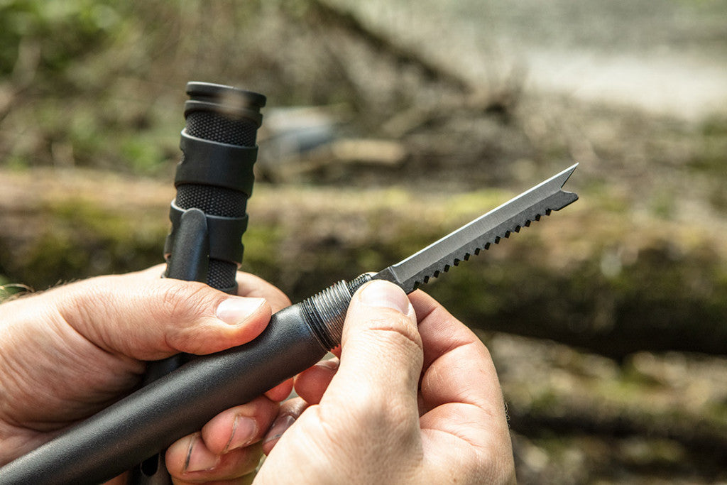 NEO TOOLS Multifunkciós túlélő tábori ásó, 63cm, ásó, fűrész, csákány, palacknyitó, kovakő, kés, üvegtörő, síp 63-122