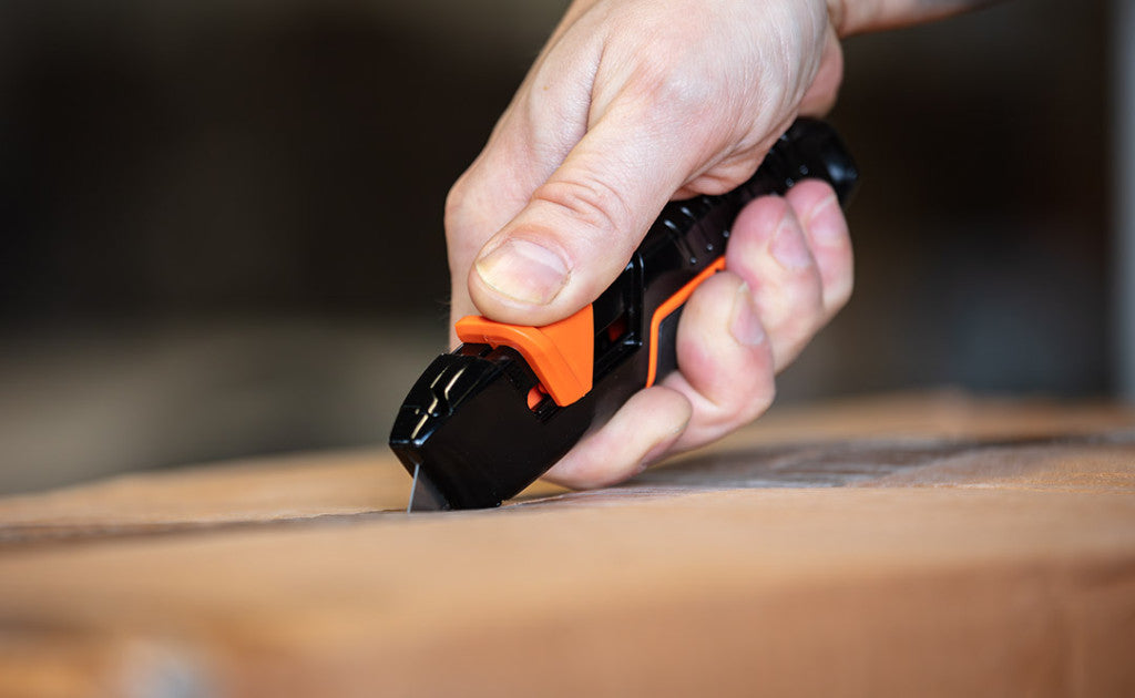 NEO TOOLS Trapézpengés kés, biztonsági, rugós pengevisszahúzóval, alu házas 63-704