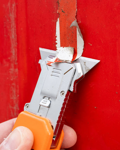 NEO TOOLS Trapézpengés kés, 90 fokban elfordítható fejjel, vágó és kaparó funkció, összecsukható, aluházas, 2db tartalék pengével 63-708
