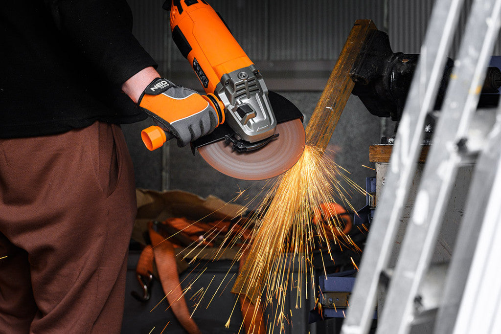 NEO TOOLS Sarokcsiszoló, 3000W, 230mm, 3m-es gumikábel, 3 állású markolat, gyorszáras rögzítőanya 3 év garanciával 04-715