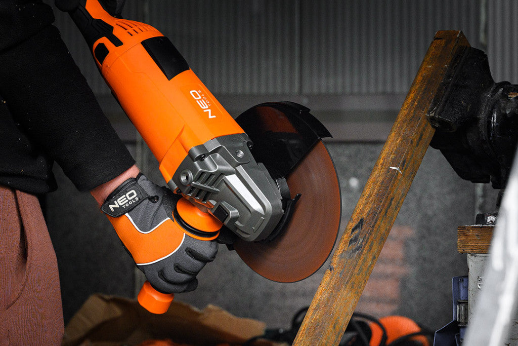 NEO TOOLS Sarokcsiszoló, 3000W, 230mm, 3m-es gumikábel, 3 állású markolat, gyorszáras rögzítőanya 3 év garanciával 04-715