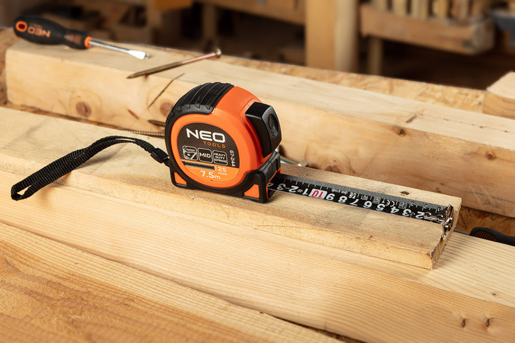 NEO TOOLS Mérőszalag, 3m/16mm, erősített rugós, acél, fekete szalag fehér nagyított skálával, mágneses, autostop+rögzítő 67-241
