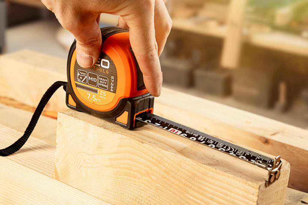 NEO TOOLS Mérőszalag, 5m/19mm, erősített rugós, acél, fekete szalag fehér nagyított skálával, mágneses, autostop+rögzítő 67-242