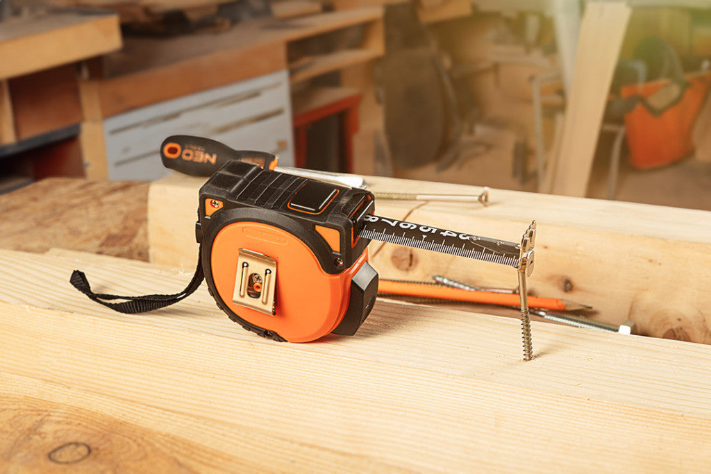 NEO TOOLS Mérőszalag, 5m/19mm, erősített rugós, acél, fekete szalag fehér nagyított skálával, mágneses, autostop+rögzítő 67-242