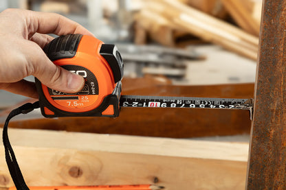 NEO TOOLS Mérőszalag, 10m/25mm, erősített rugós, acél, fekete szalag fehér nagyított skálával, mágneses, autostop+rögzítő 67-245