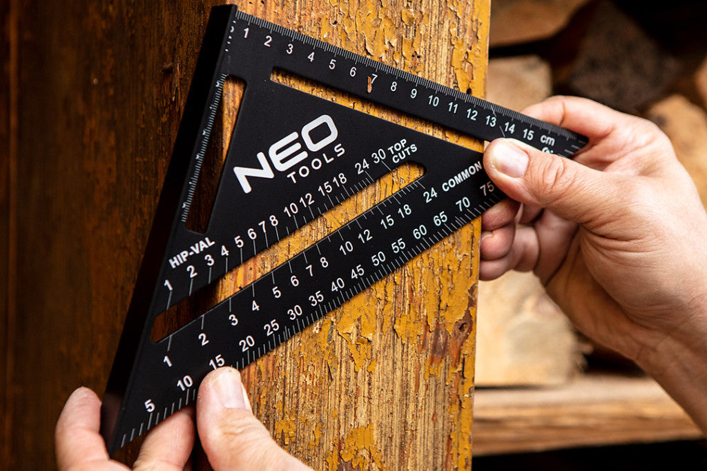 NEO TOOLS Talpas derékszög, alumínium, 45 fokos szárral, mérőskálával, 183mm 72-102