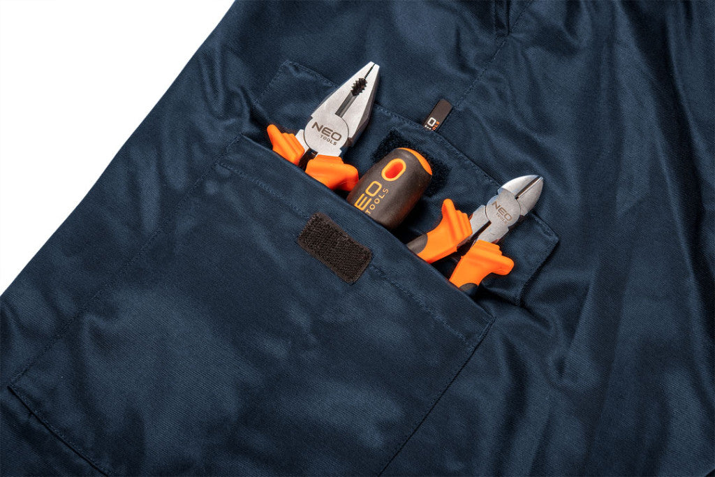 NEO TOOLS KANTÁROS MUNKANADRÁG, LÉLEGZŐ, 240GSM, POLYESTER+PAMUT, TENGERÉSZKÉK, FÉNYVISSZAVERŐ CSÍKOKKAL, S 81-779-S