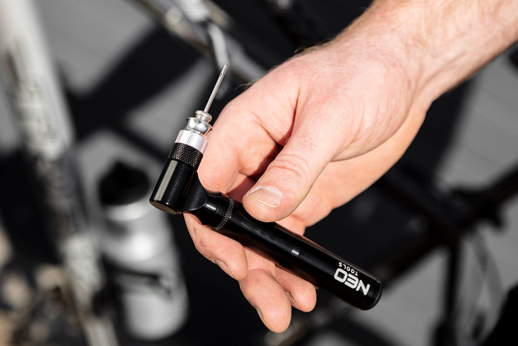 NEO TOOLS Kerékpár pumpa, mini, vázra, kulacstartóra szerelhető 91-015