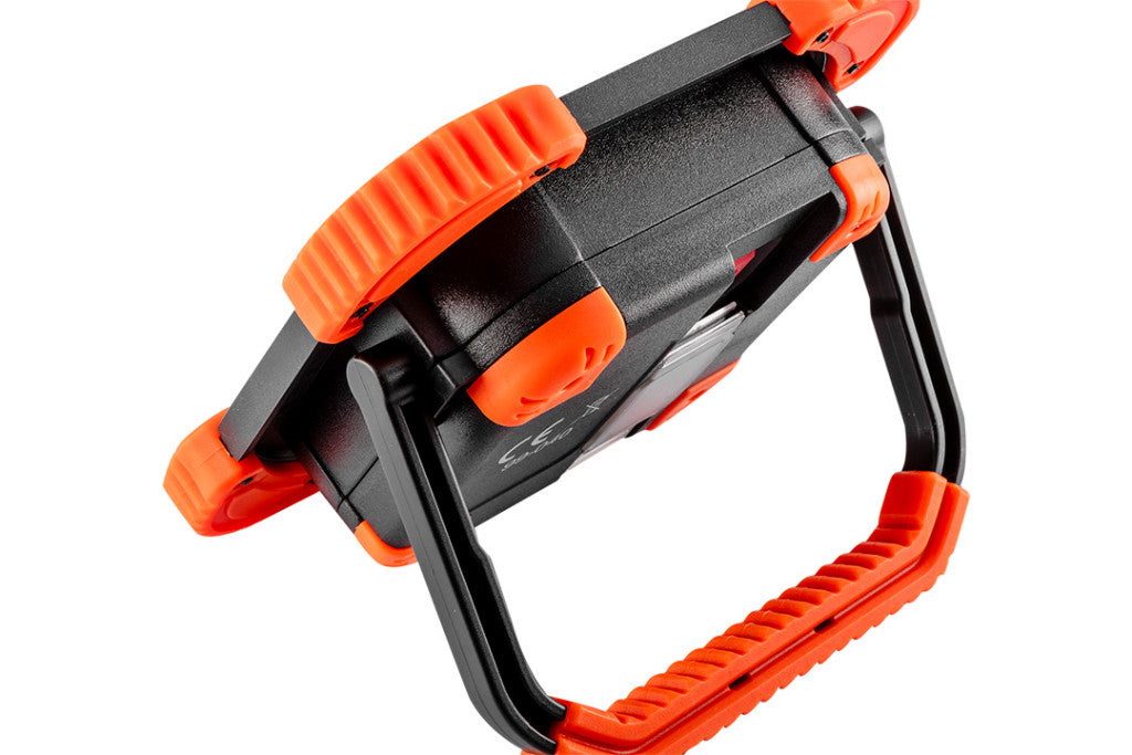 NEO TOOLS Akkus reflektor, talpas, tölthető, 750 + 250lum COB LED, powerbank funkció, 10W 99-040