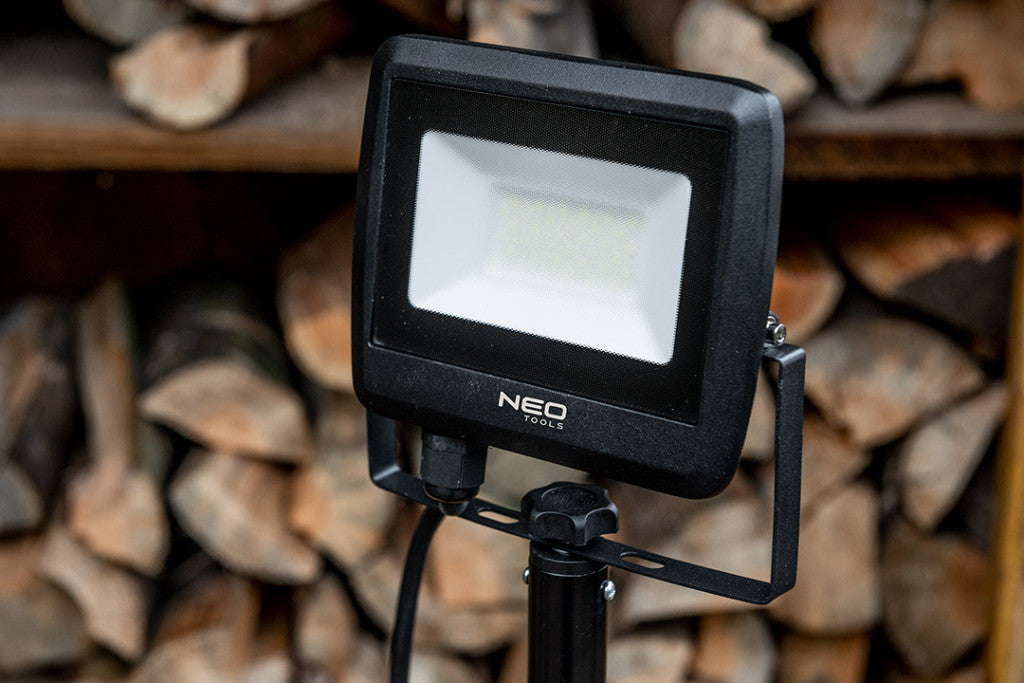 NEO TOOLS Reflektor, állványos 230V/30W, 2700lum SMD led max. 1.8m 2 év garanciával 99-059