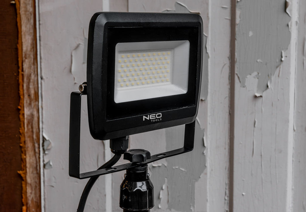 NEO TOOLS Reflektor, állványos 230V/30W, 2700lum SMD led max. 1.8m 2 év garanciával 99-059