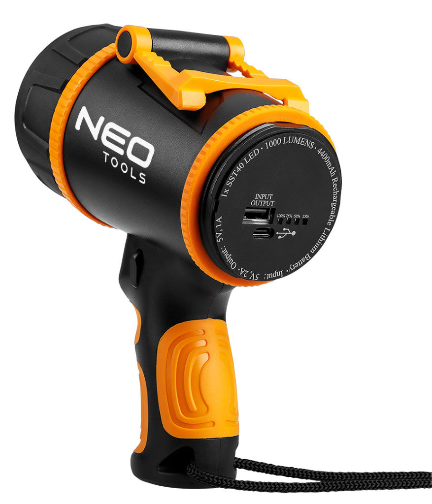 NEO TOOLS Keresőlámpa, 1000lm fényerő, 3,7V/2200mAh akku, vízálló, powerbank funkció, töltéskijelző, 350m hatótávolság 99-114