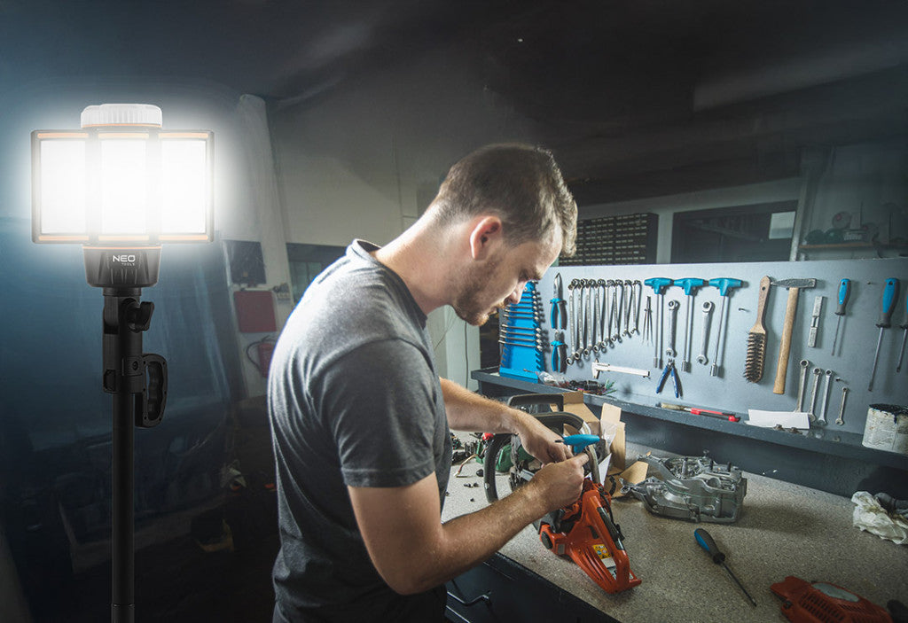 NEO TOOLS Reflektor, állványos, akkumulátoros, 5000lm fényerő + töltő 99-121