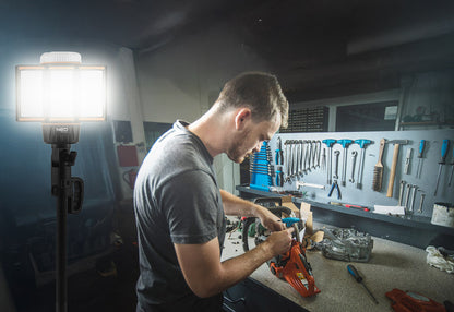 NEO TOOLS Reflektor, állványos, akkumulátoros, 5000lm fényerő + töltő 99-121