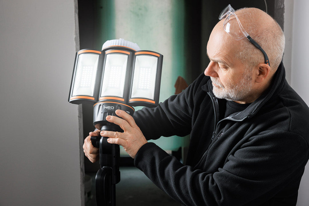 NEO TOOLS Reflektor, állványos, akkumulátoros, 5000lm fényerő + töltő 99-121