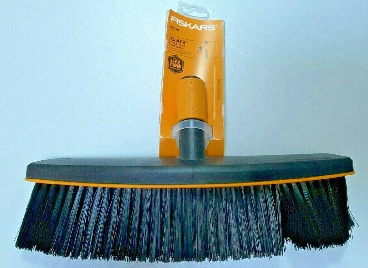 Fiskars Quikfit járdatisztító-/ teraszseprű-fej