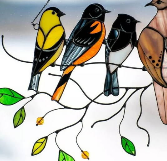 Színes, festett műanyagból készült dekor madarak